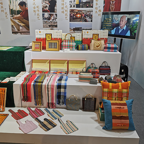 2019成都国际非遗节上，鄄城鲁锦登上非遗助力脱贫展台.jpg