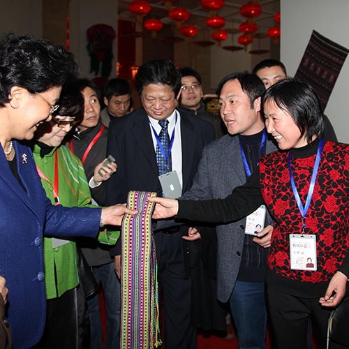 精一坊鲁锦参加中国非物质文化遗产传统技艺大展，国务委员刘延东和公司董事长路维民、鲁锦织造代表性传承人在一起.JPG